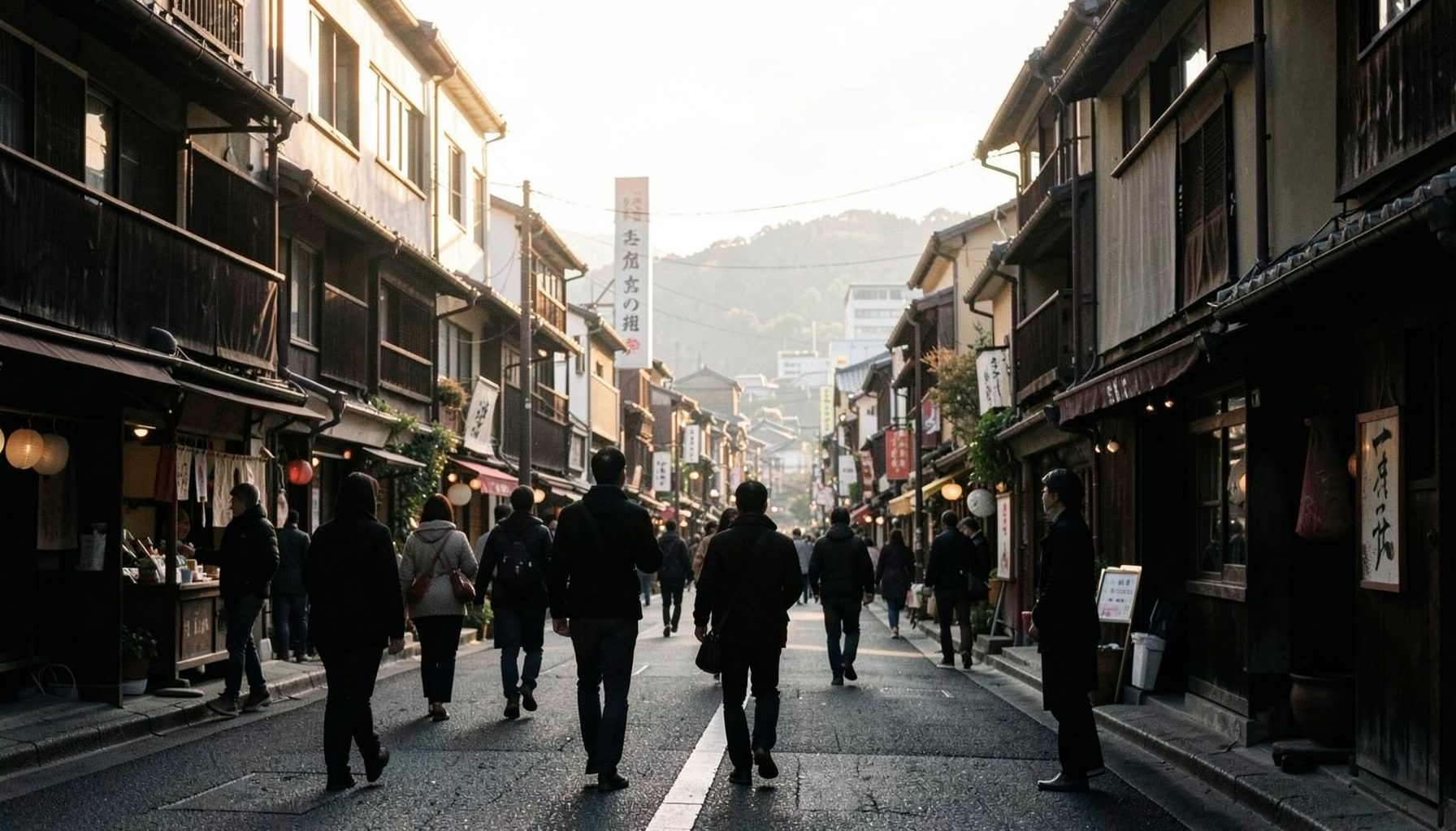 金沢の観光地を散策する人のシルエット、歴史的な街並みと柔らかな午後の光